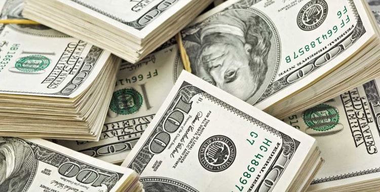 Dollari ne Shqiperi arrin nivelin me te ulet te tre viteve